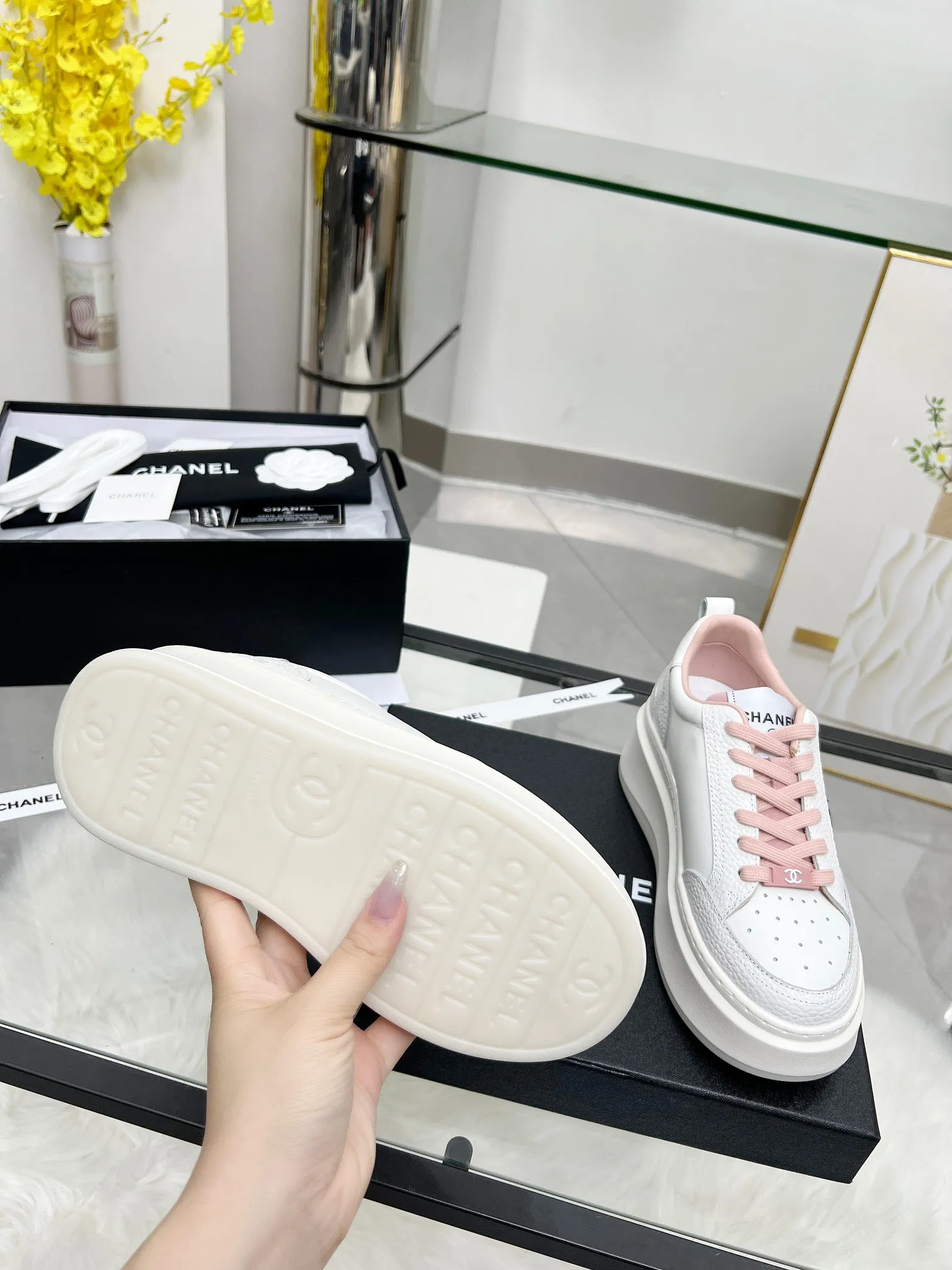 👟👟Ex-factory price 540👟👟 CHANEL 25C spring and summer new sports shoes official website is available at the same time ❤️ Counter out-of-stock kings. Major bloggers are recommending new styles on social days. This season’s new styles are simply eye-catching and look great on the feet. The casual casual sports style is refreshing and natural, interpreting Chanel’s fashionable femininity. The overall customization makes all sports shoes on the market at that time obsolete. This series is now available for sale! The upper is made of custom imported pebbled calf leather ➕ custom frosted calf leather. The lining is made of original one-to-one professionally customized mesh. Hardware accessories. Original full set of molds (not common in the market). Original custom molded TPU combination outsole. Height 4 cm. Women's size 35-39.